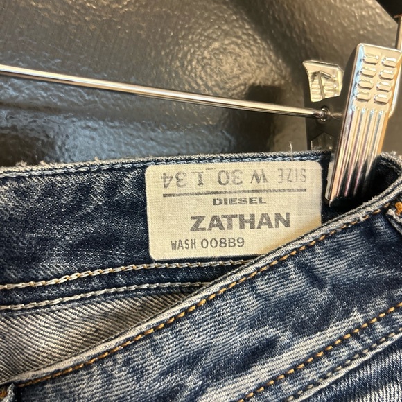 Diesel .”Zathan” size 30/34 EUC intentional
Tiny paint dots on leg- wide leg - Picture 10 of 16